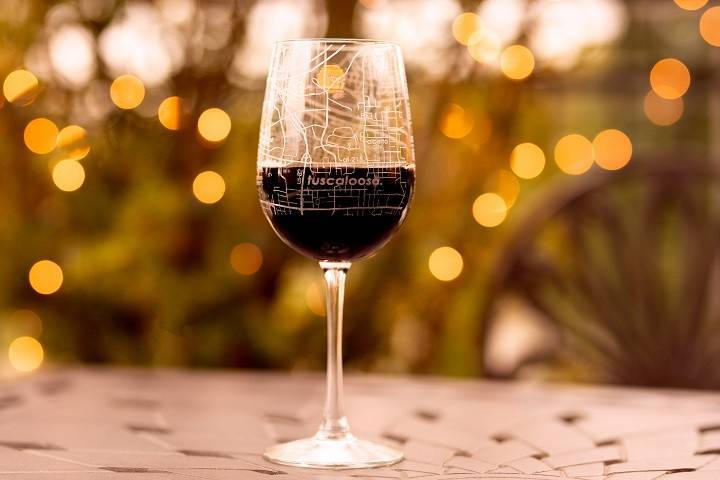 City map wine glass