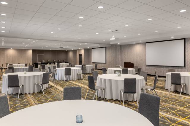 Holiday Inn & Suites Detroit Troy