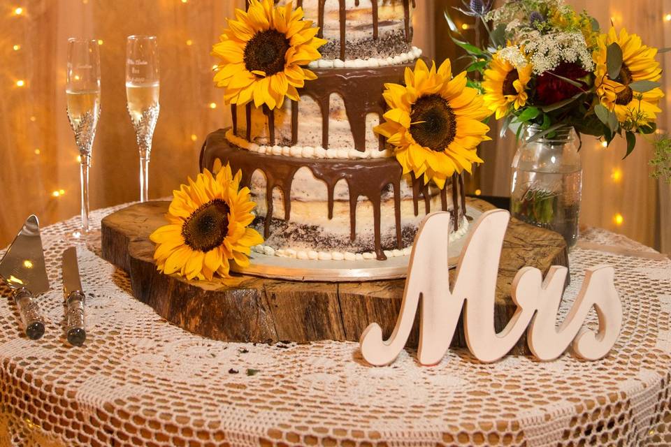 Drip wedding cake with sunflowers