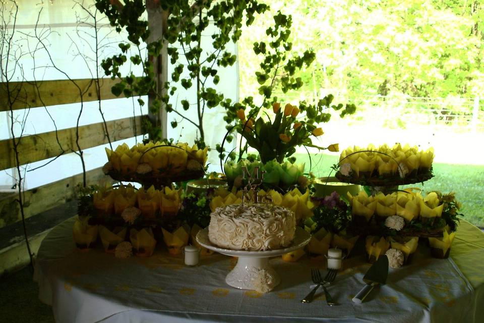 Wedding cake table