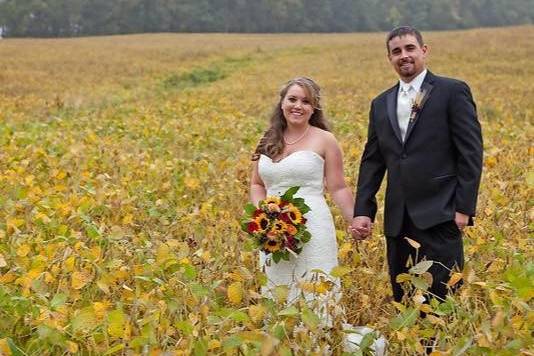 Newlyweds with the bridesmaids and groomsmen