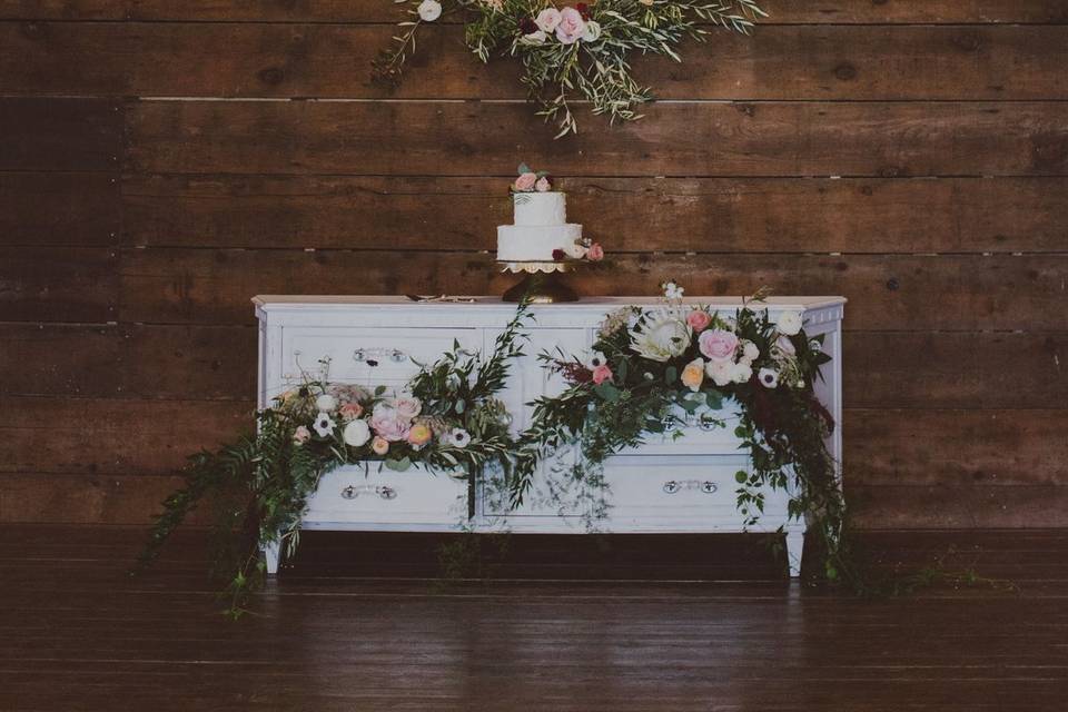 Elegant cake display