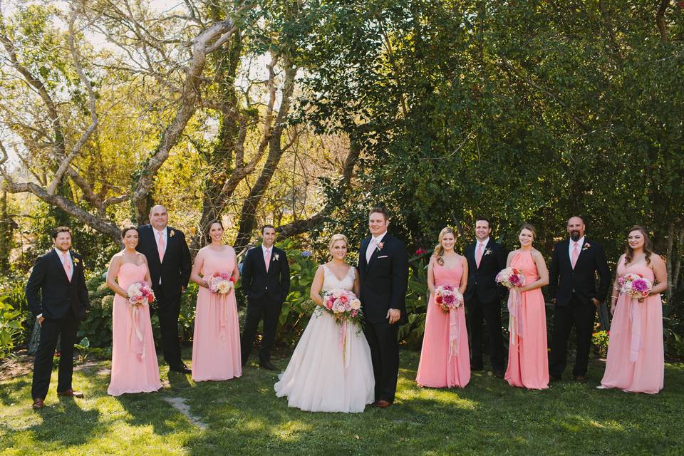 Newlyweds with the bridesmaids and groomsmen