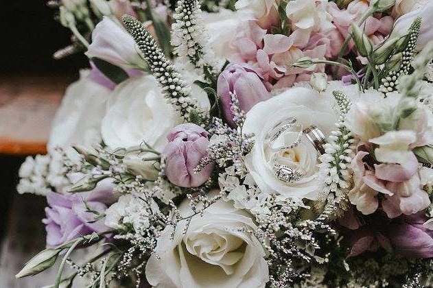 White and lavender bridal bouq