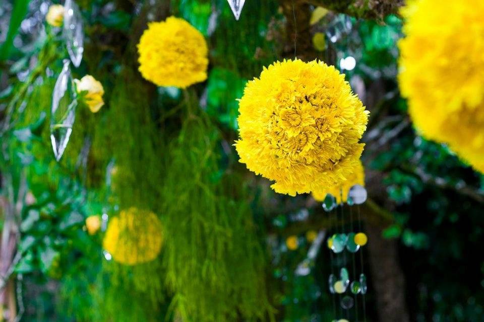 One of our fave colours! Pomanders hanging from a tree with mirrored curtains & hanging glass vessels of yellow roses. Yellow makes us so happy