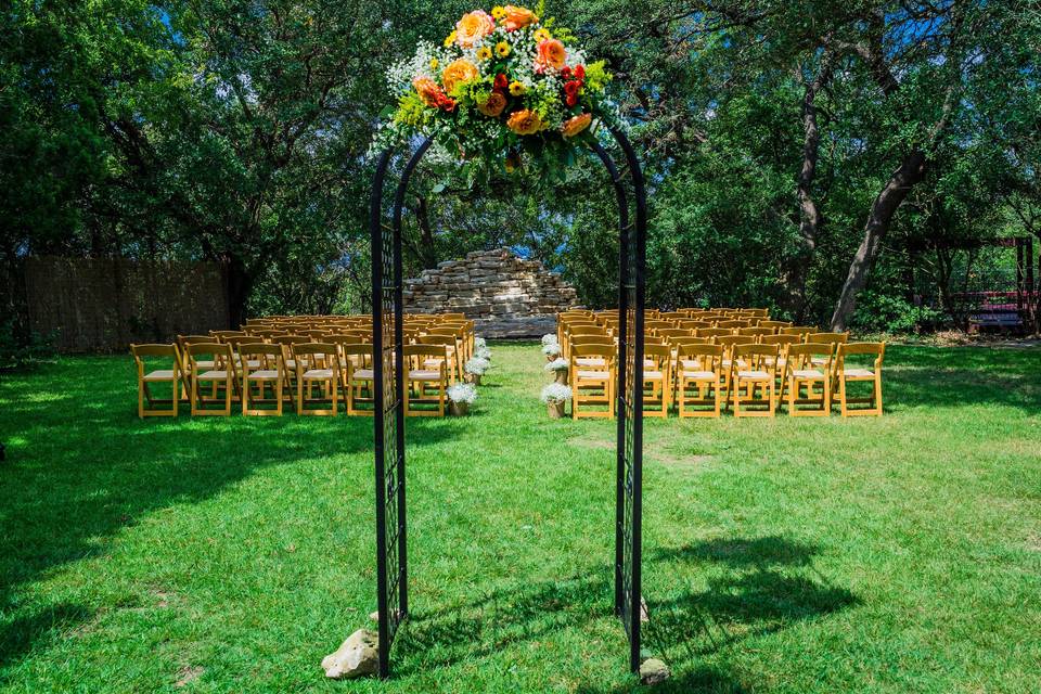 Garden wedding setup | Flowers: Bouquets of Austin, Venue: House on the Hill | Photo: Bells and Whistles Photography