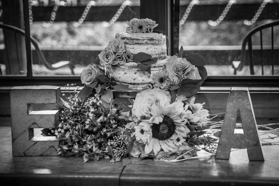 Wedding cake display | Cake: Pearl Snap Cuisine | Photo: Bells and Whistles Photography