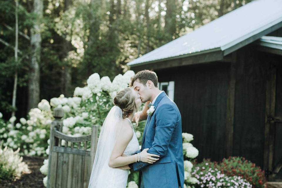 Newlyweds kissing | Kathryn Elisabeth Photographs