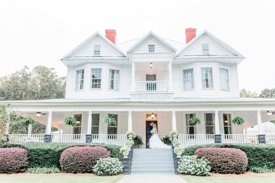 Newlyweds at the entrance | Virginia Greene Photography