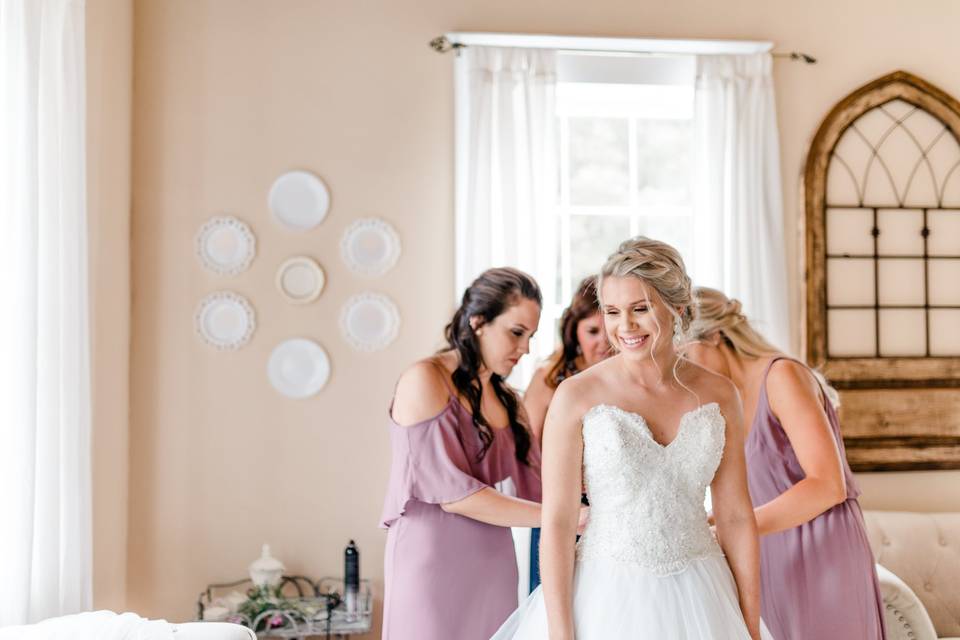 Assisting the bride | Virginia Greene Photography