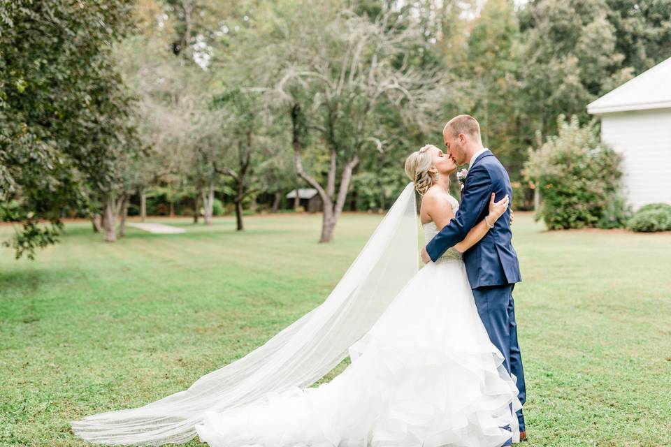 Newlyweds kissing | Virginia Greene Photography