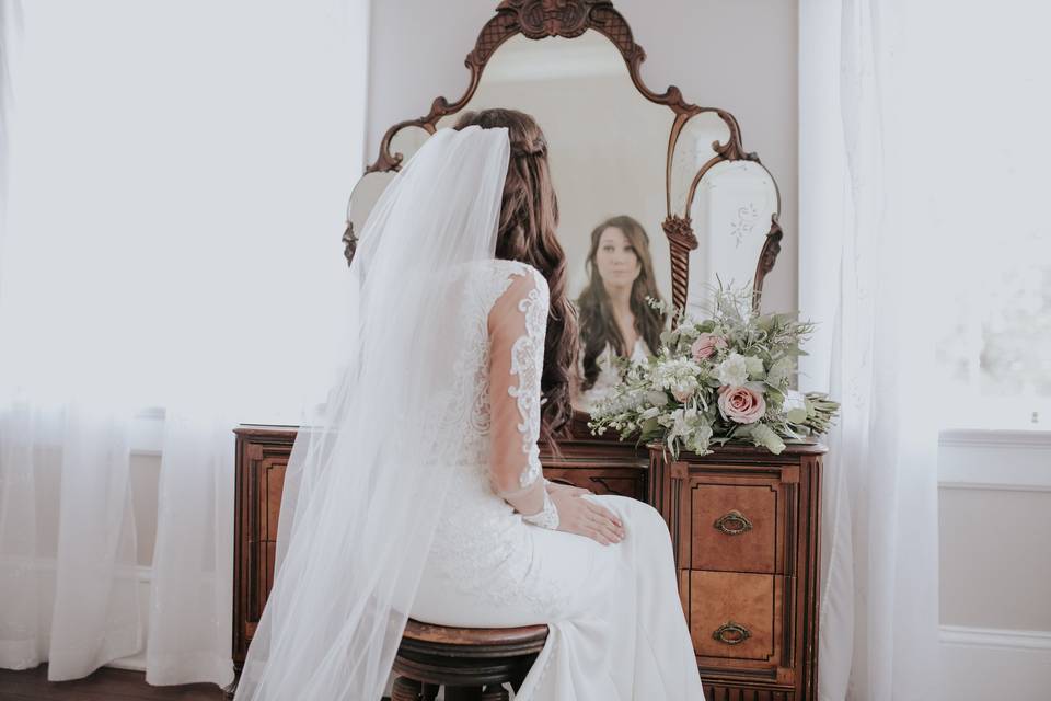 Bride in the dressing room | Connie Marina Photography