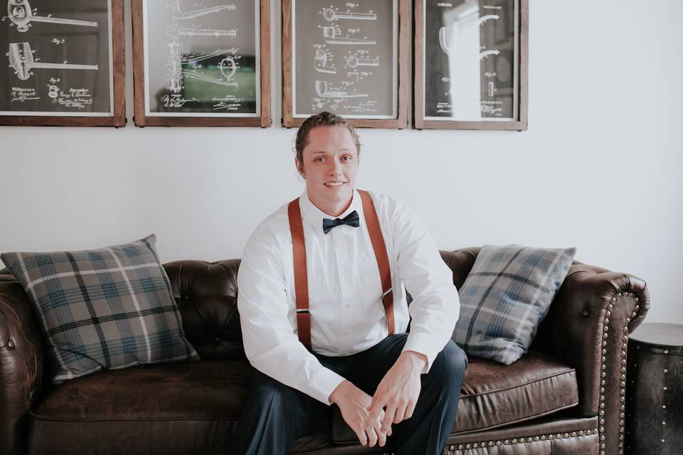 Groom in his room | Connie Marina Photography