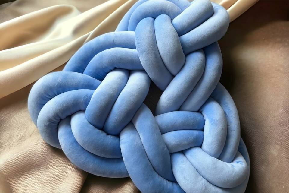 Trinity floor mat knot pillow