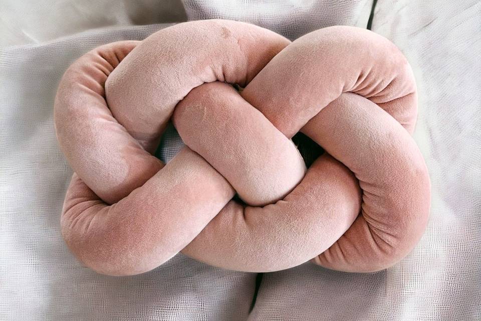 Small Infinity Knot Pillow
