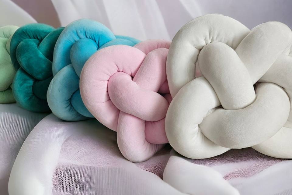 Multicolor knot pillow
