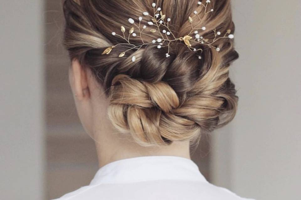 Floral notes on the bride's updo