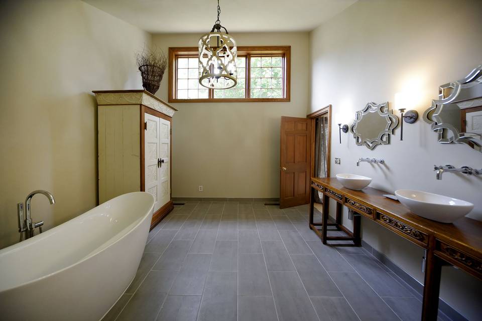 Honeymoon Suite Master Bath with spa tub