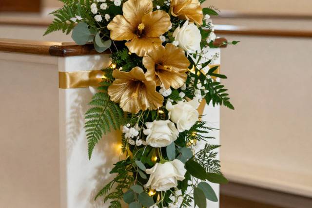 Gold-white cascading pew-end w fairies.png