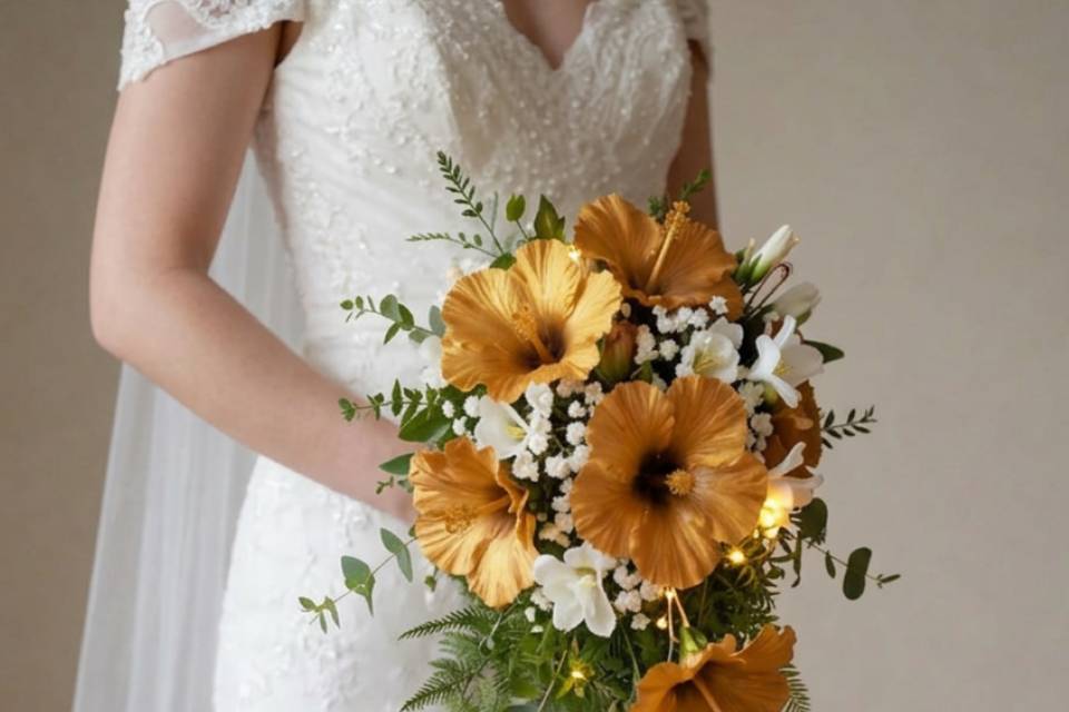 Gold-white cascading bridal bouquet w fairy lights.png