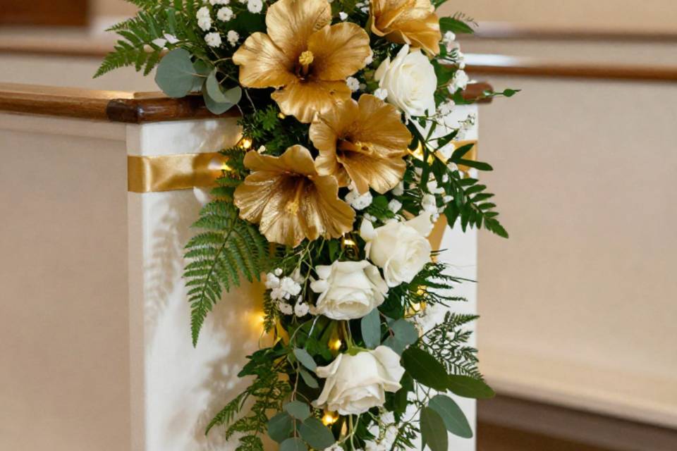 Gold-white cascading pew-end w fairies.png