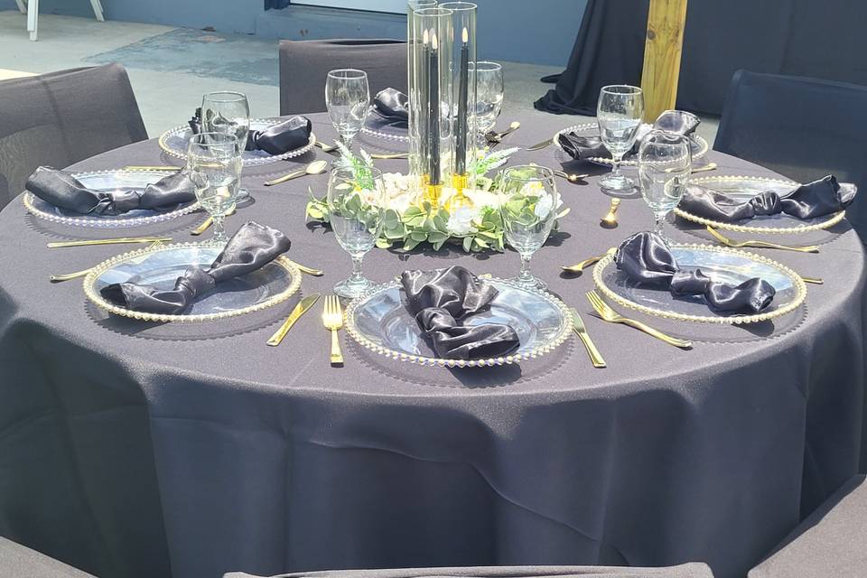 Guest tables black and gold