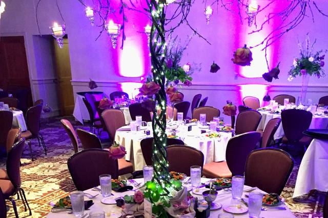 Amazing Centerpiece and Lighting