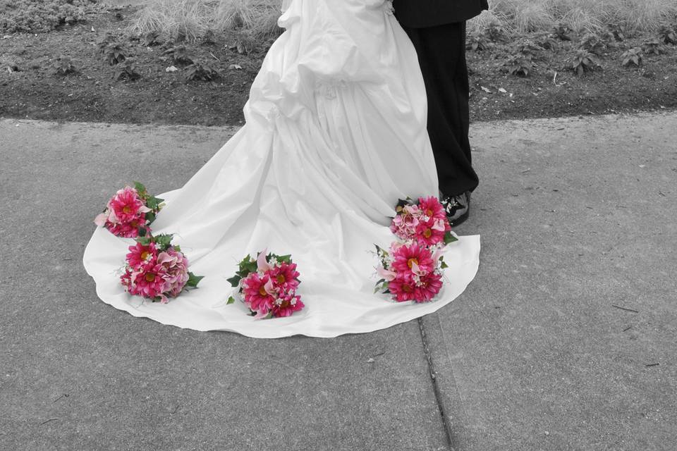 The benefit of black and white photography is that it focuses the eye onto the heart of the moment, finding the balance between elegance and emotion while creating a truly stylish, classic feel. It can rightly be called timeless.
Cincinnati Ohio , Northern Ky. Wedding Photography.