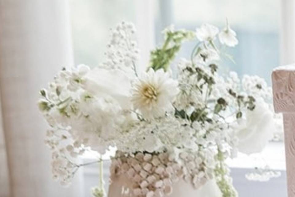White hydrangea gift table