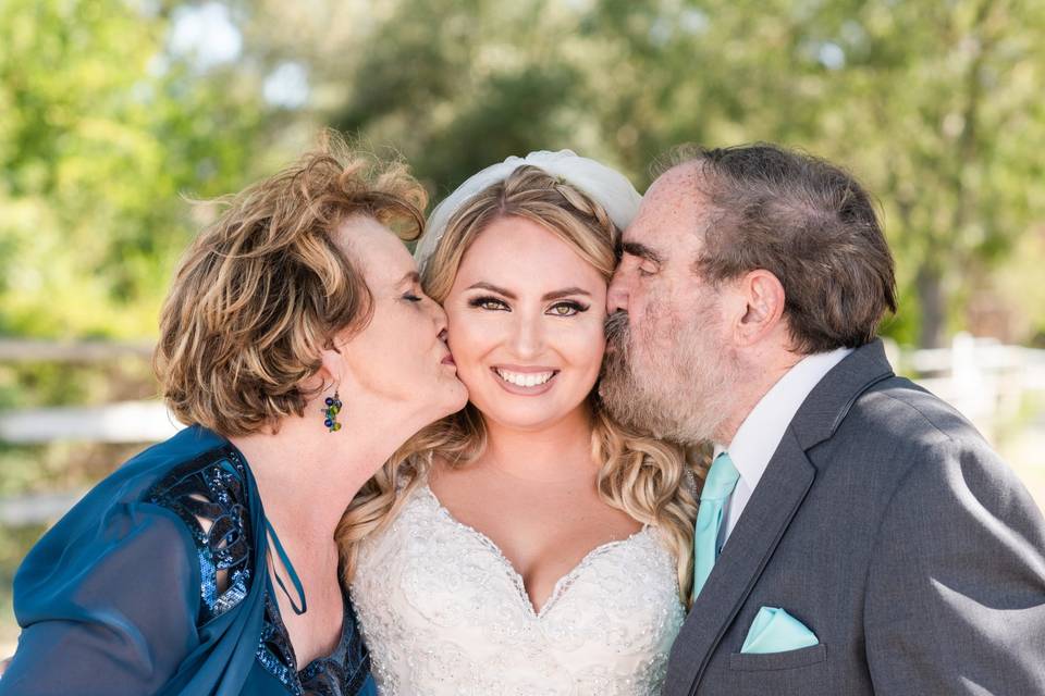 Bride with her Mom + Dad