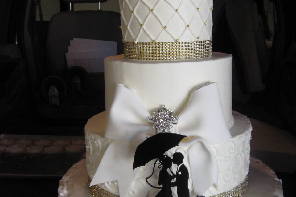 Wedding cake with figurines