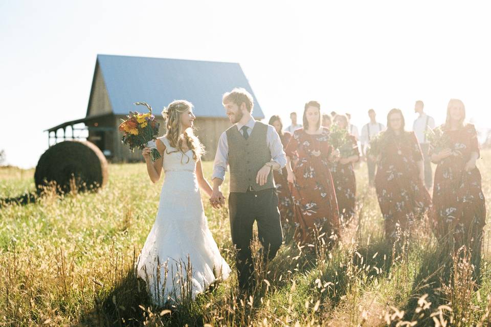 Couple with bridesmaids and groomsmen