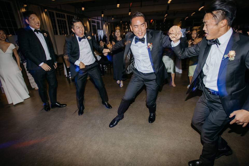 Groomsmen groovin'