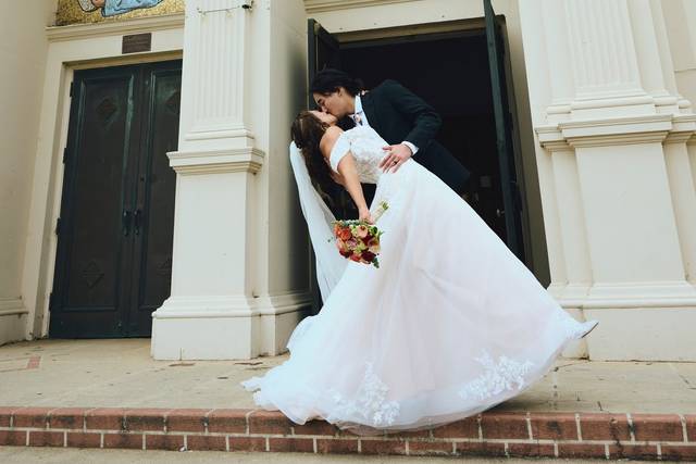 wedding-photo-church-kiss.jpg