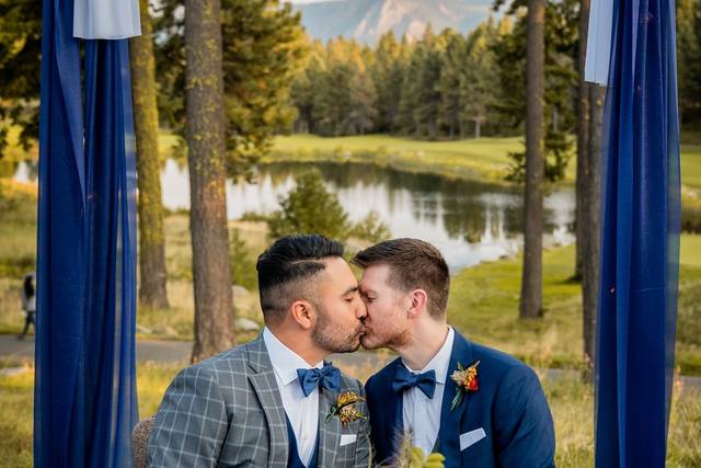 Kiss at the table