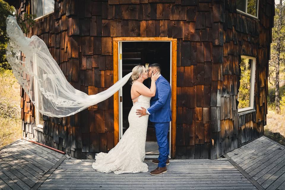 Kiss with flying veil