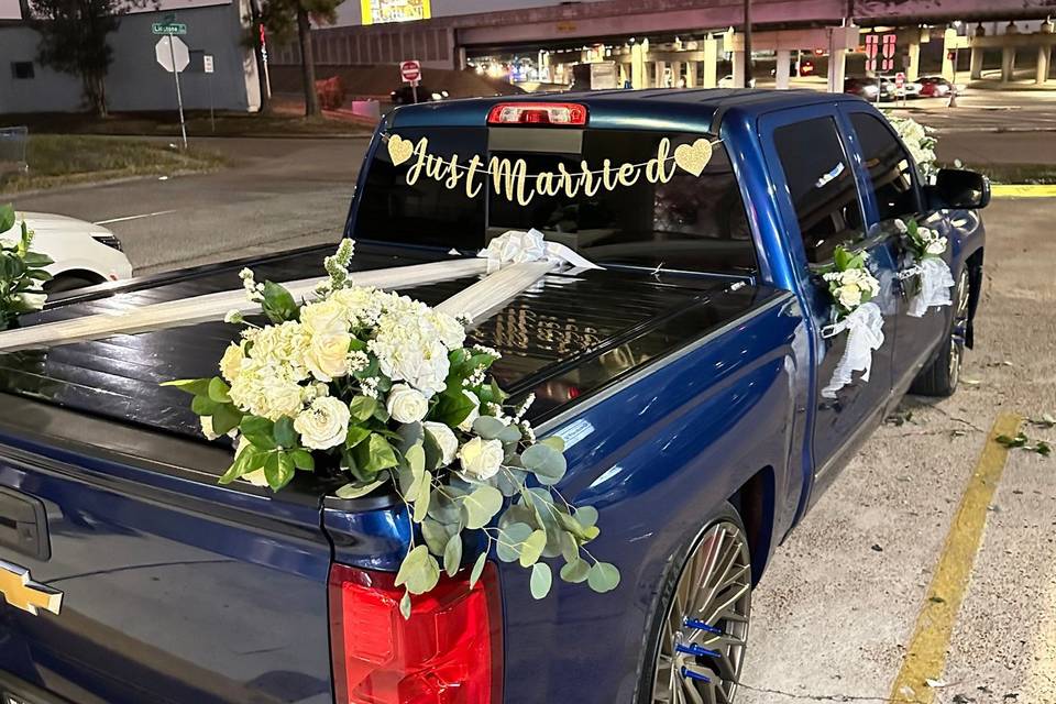 Wedding Truck Decor