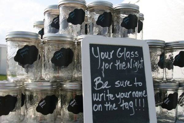 Mason Jar favors that the guests can write their names on the chalkboard labels