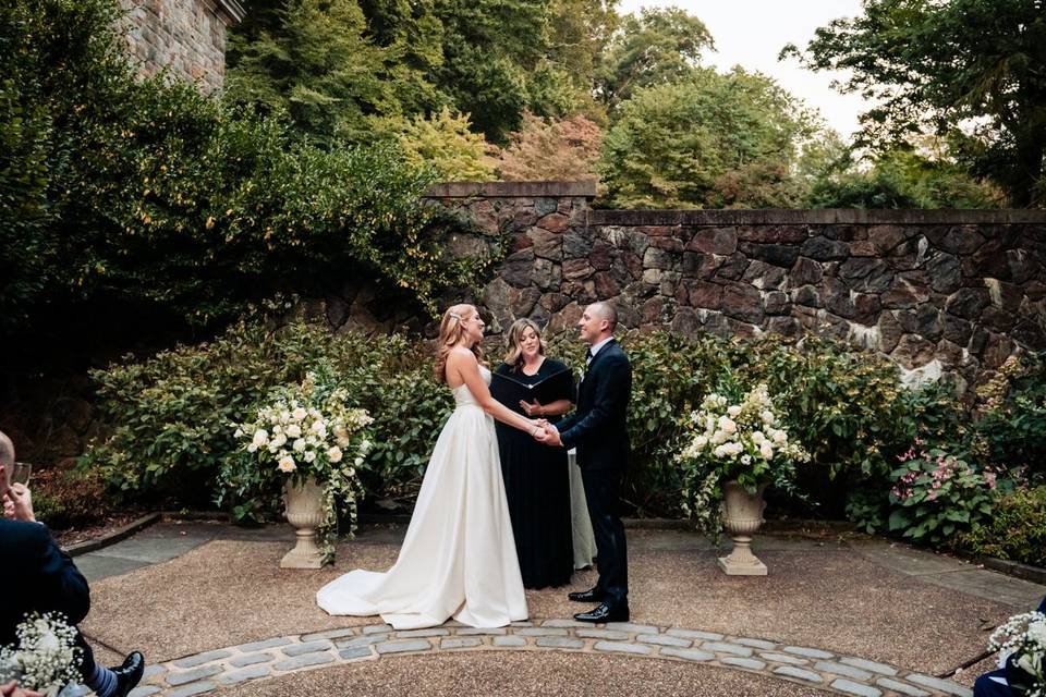 Officiant Julie