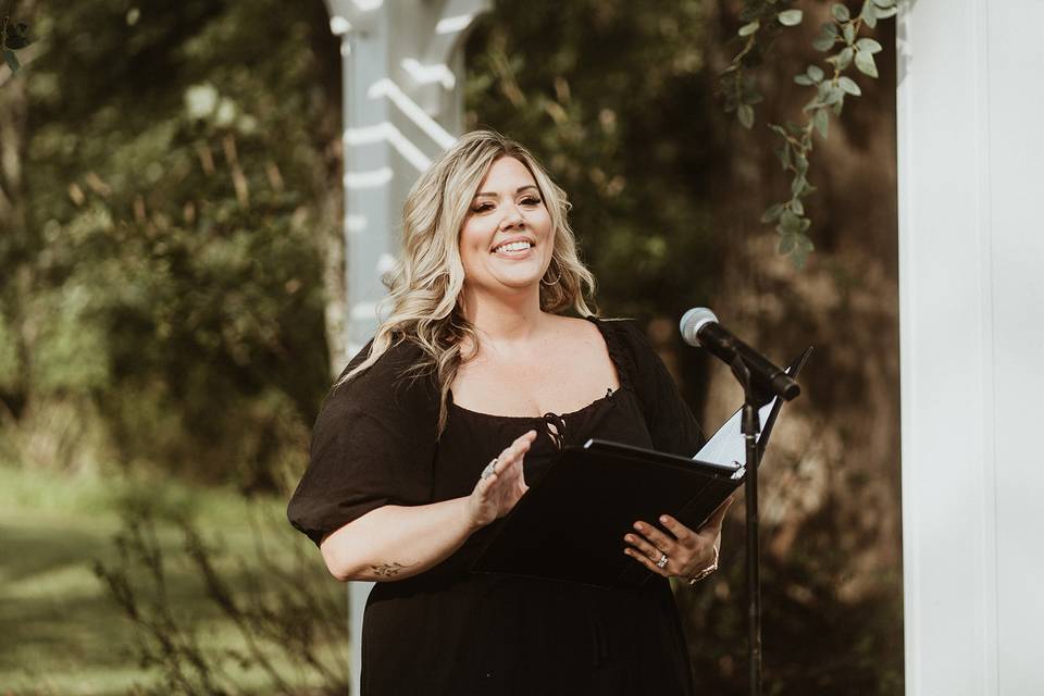 Officiant Julie