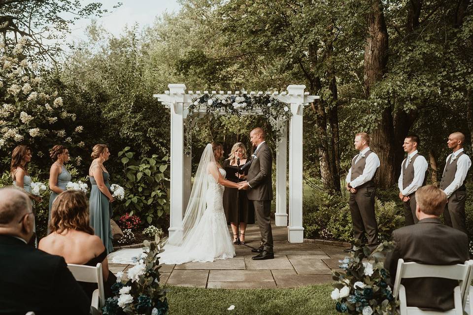Officiant Julie