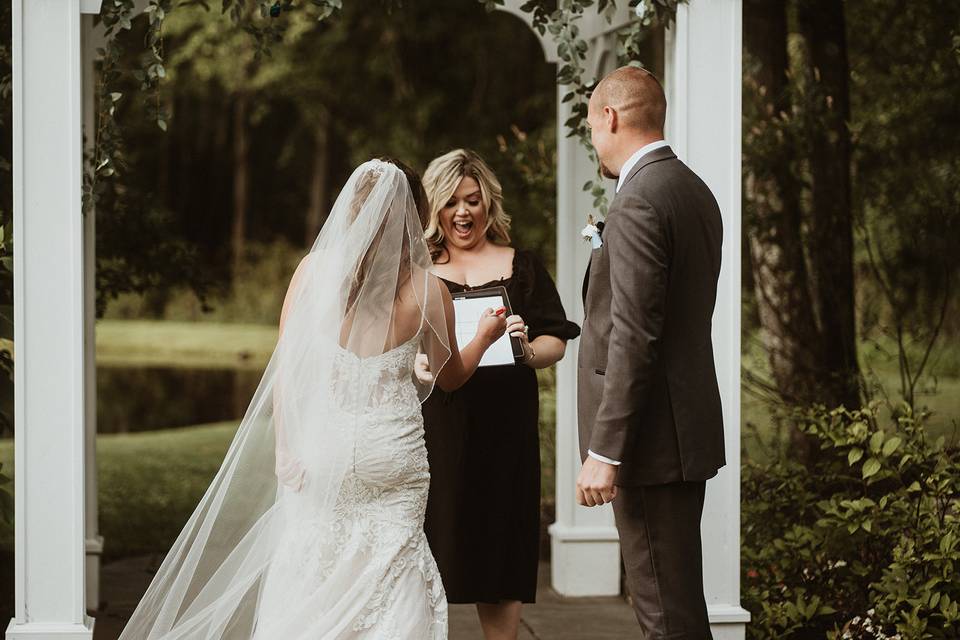 Officiant Julie