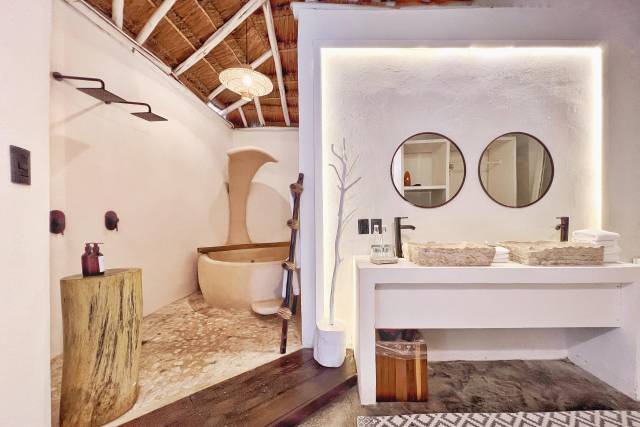 Suite bathroom