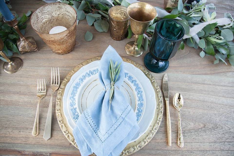 Guest table in shades of blue