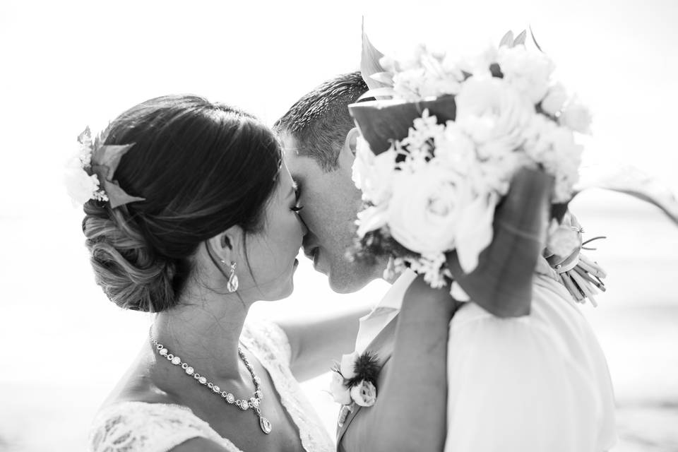 Adorable kiss with bouquet