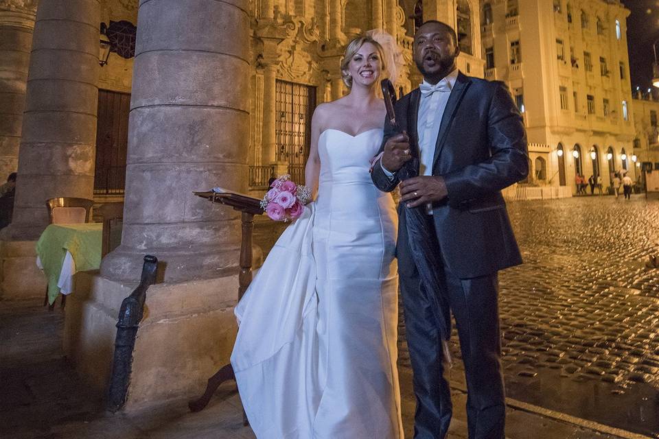 Helen and Mark wedding at La Havana Cathedral, restaurant El Patio