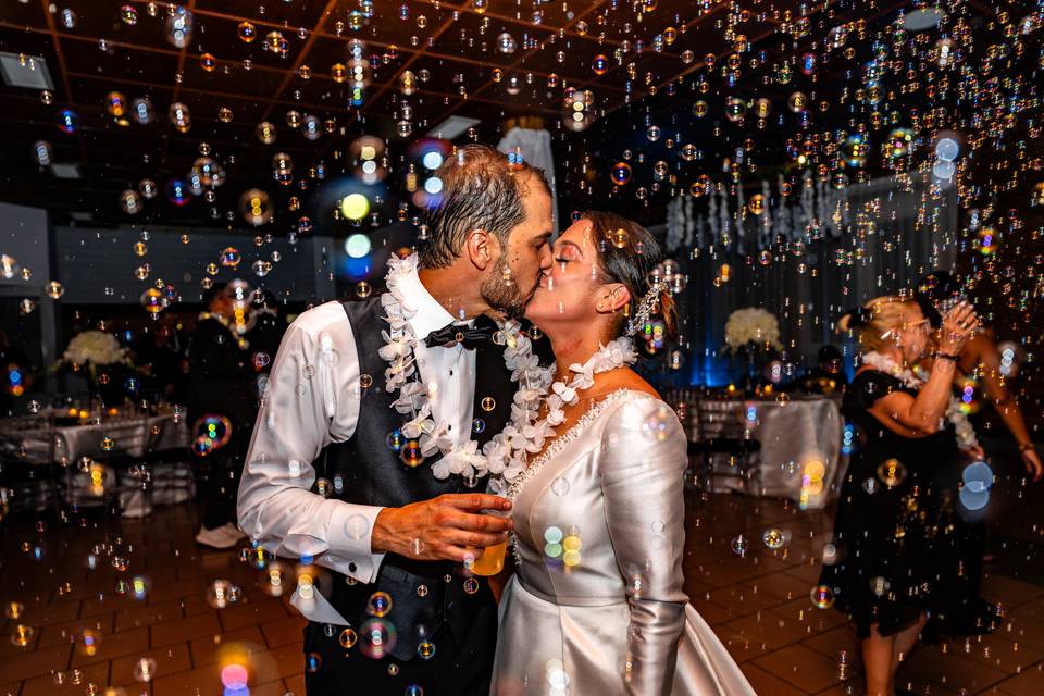 Couple Kiss between Bubbles