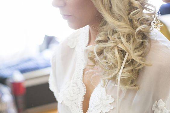 Real bride wearing the Farrah Long Lace Robe to get ready on her wedding day. The Hollywood glamour inspired robe has scalloped delicate lace trim and a pink satin belt.