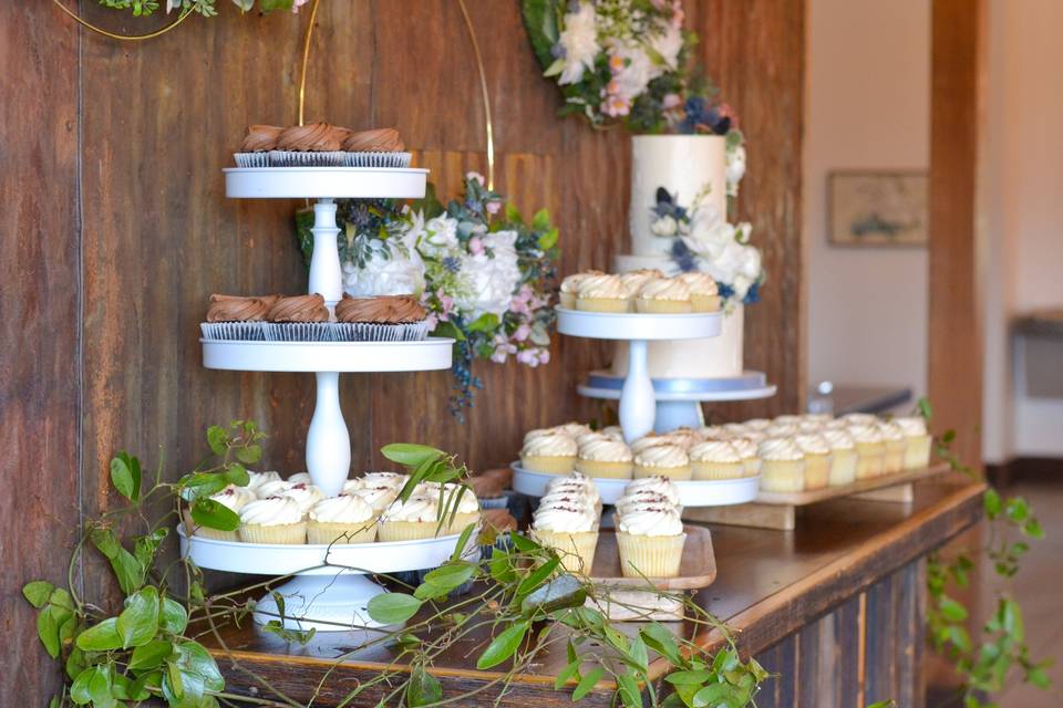 Dessert table with cupcakes