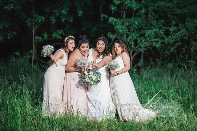 Group photo with the bridesmaids
